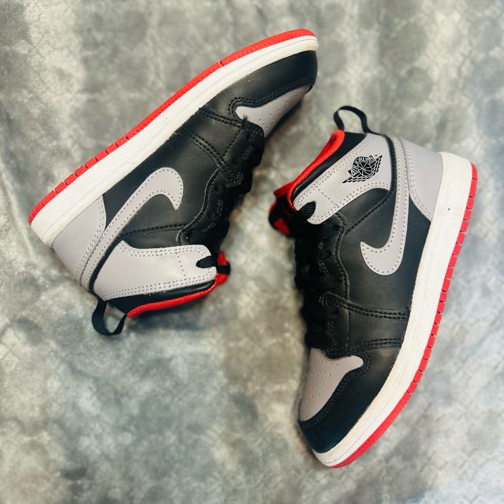 Gently Worn Sz 13C Nike Air Jordon 1 Mid Bred Shadow